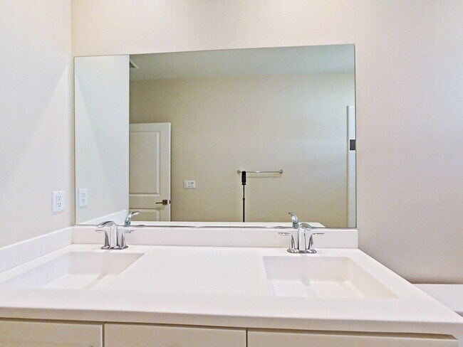 Building Photo - Desirable 3 bedroom Townhouse in the heart...