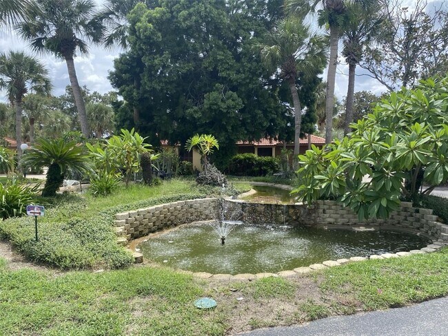 Building Photo - 2 bed 2 bath With Private Courtyard