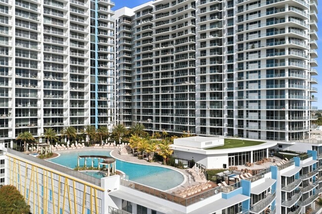 Building Photo - 220 Lake Shore Dr