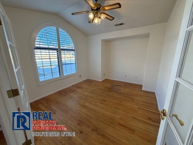 Building Photo - Golf Course Home