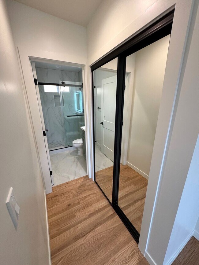 Building Photo - Remodeled Midtown Apartment- Private Washer/Dryer +AC!!