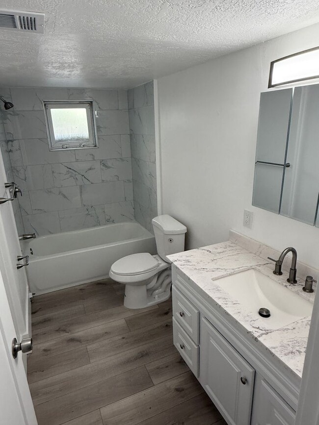 Building Photo - Newly renovated 4 bedroom home!