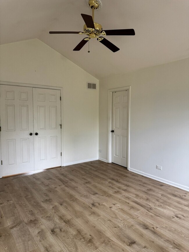 Building Photo - 2404 Kenmore Ct