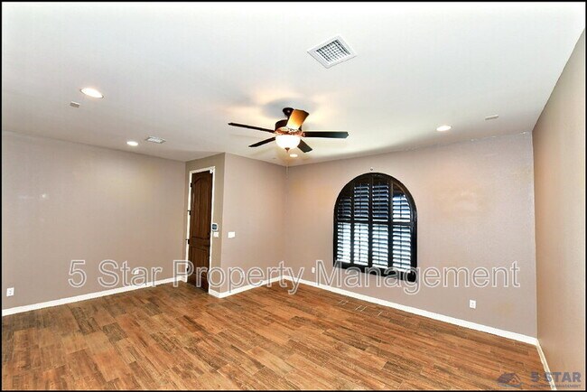 Building Photo - 3741 Loma Adriana