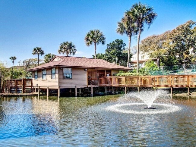 Building Photo - Close to the Beach!