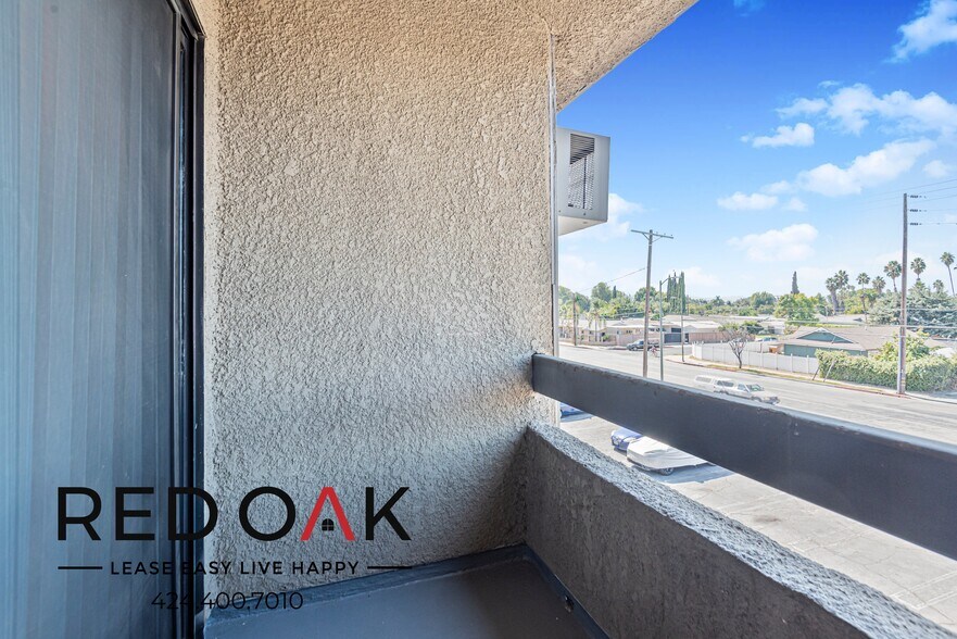 Building Photo - 8614 Woodley Ave