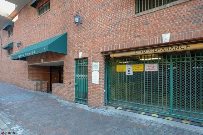 Building Photo - 318 54th St