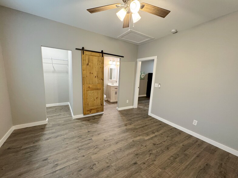 Building Photo - 142 Avant