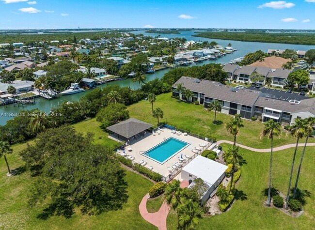 Building Photo - 3207 S Lakeview Cir