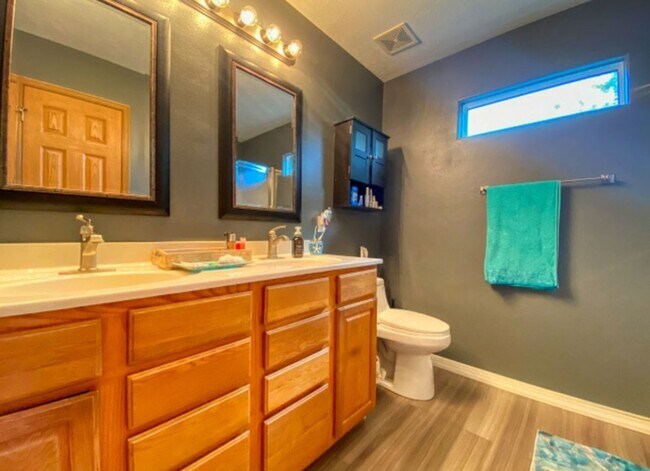 Building Photo - Spacious Elkhorn Three Bedroom!