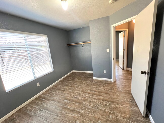 Building Photo - 308 Lake Valley Dr
