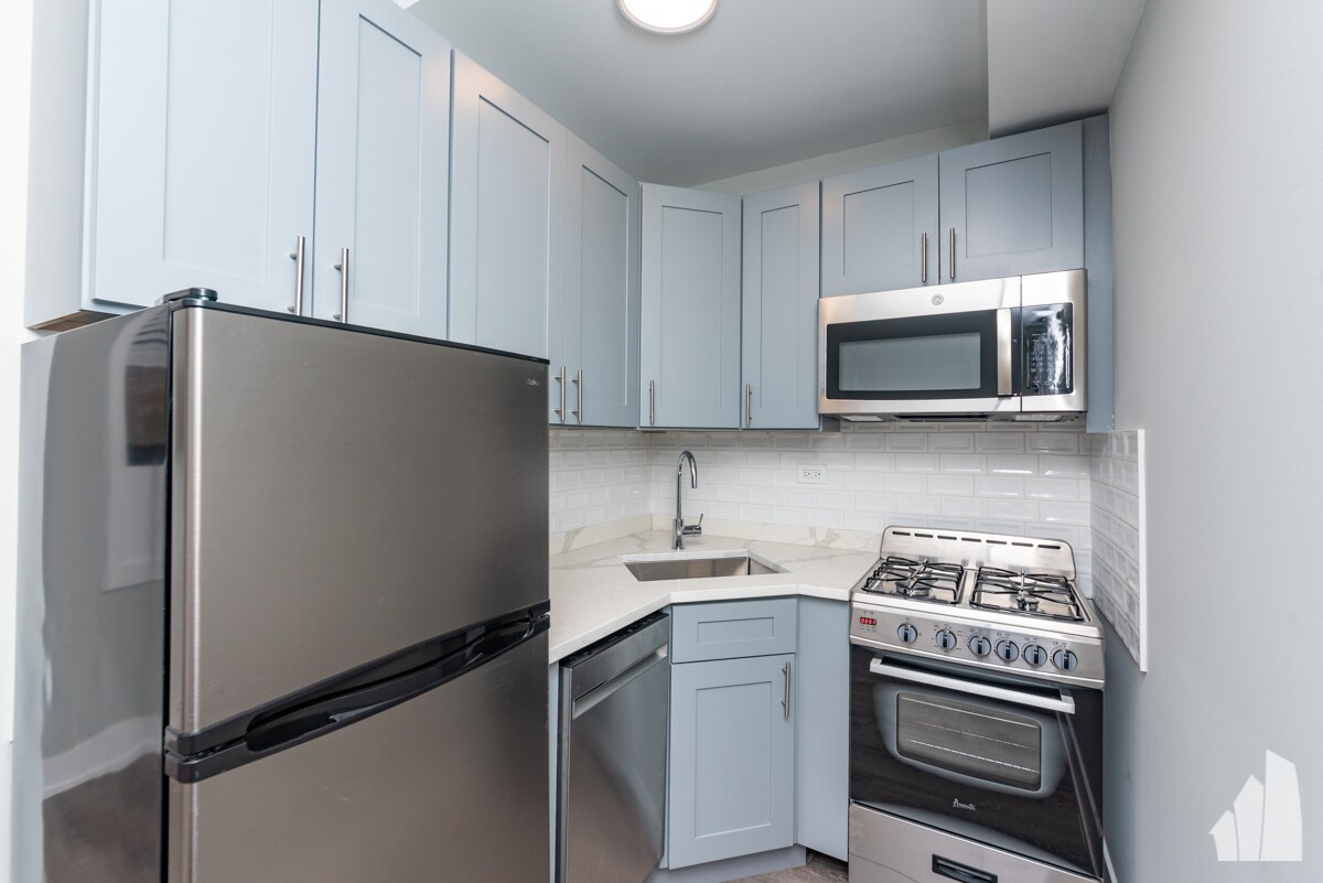 Building Photo - 515 W Belmont Ave