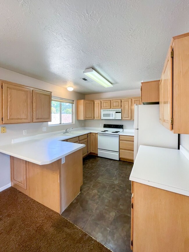 Building Photo - Charming 2 Bedroom Home in Prime Location Near Schools & Shopping