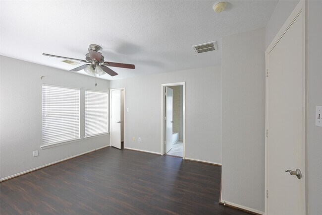 Building Photo - 6315 Settlers Square Ln