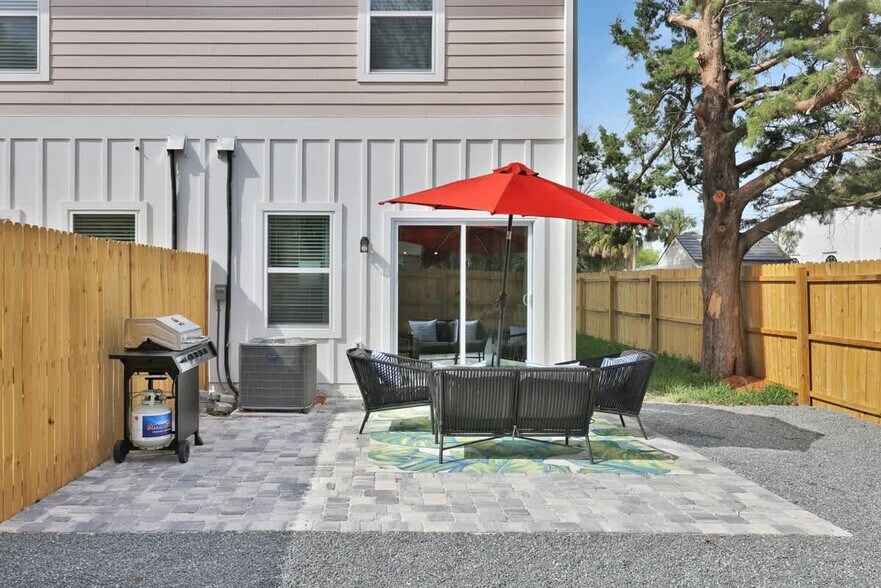 Building Photo - 814 3rd Ave S