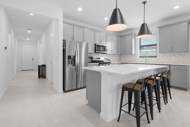Building Photo - 758 SE Courances Dr