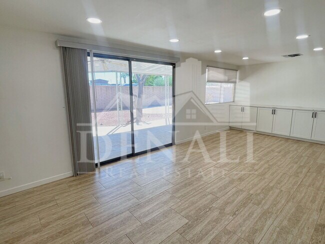 Building Photo - 2401 E Meadowbrook Ave