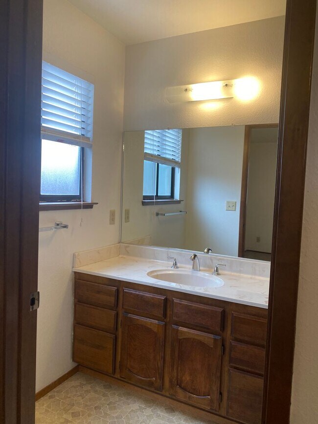 Building Photo - Nice well cared for home in desirable Edge...