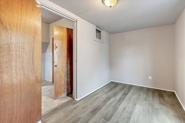 Building Photo - 913 S Hoff Ave