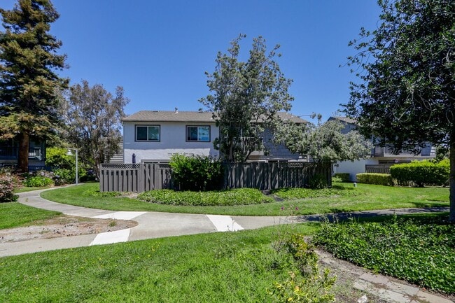 Building Photo - 3 Bed / 2.5 Bath light and spacious townho...