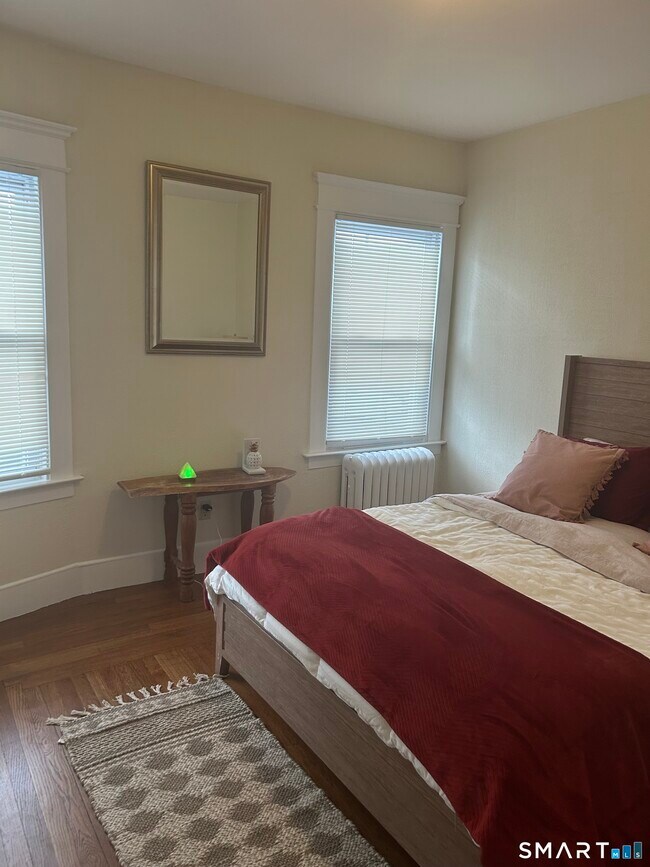 Building Photo - 1946 Chapel St