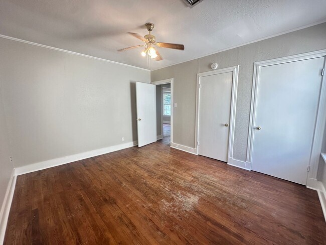 Building Photo - Super cute and close to Querbes Park....