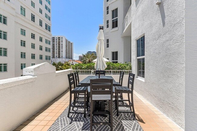 Building Photo - 255 Evernia St