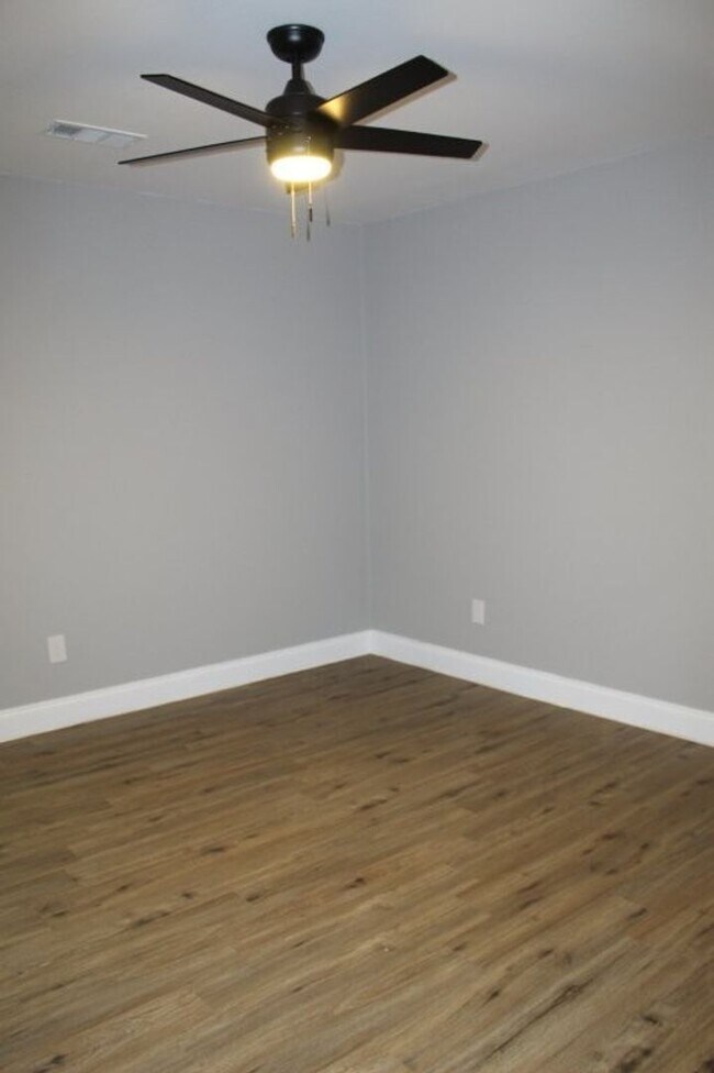 Building Photo - Beautiful 3 Bedroom / 2 Bath Home with Garage & Fenced Yard
