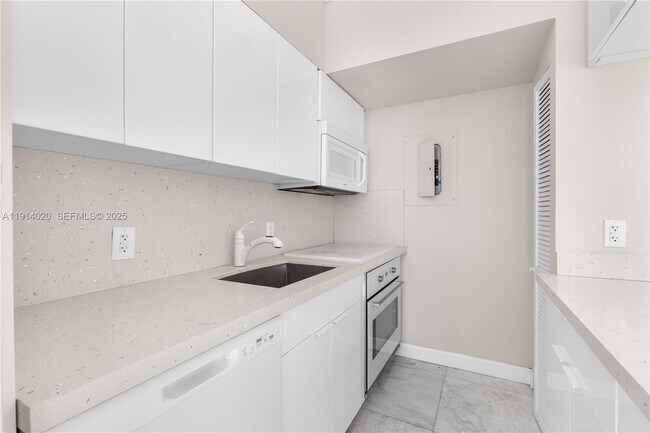 Building Photo - 1559 Michigan Ave