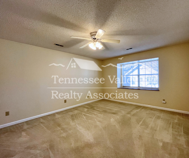 Building Photo - MOVE IN READY! Gorgeous 3 BED/2 BATH w/GAR...