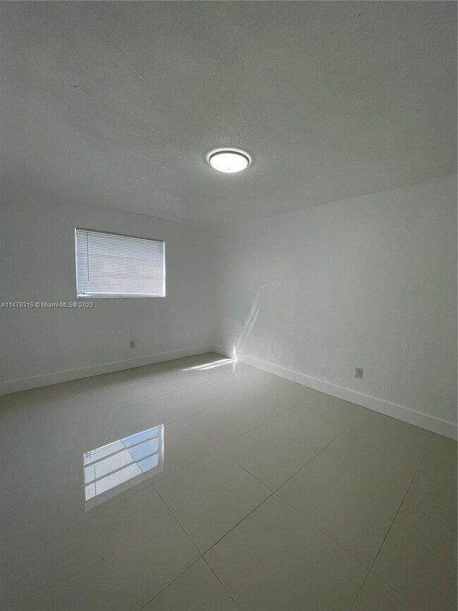 Building Photo - 552 NE 61st St