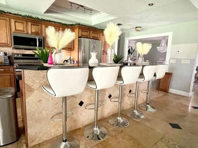 Building Photo - 1102 Sugartree Dr S