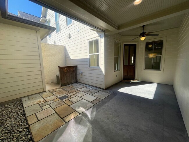 Building Photo - A Great Place To Call Home! Hoa Fees included in Rent