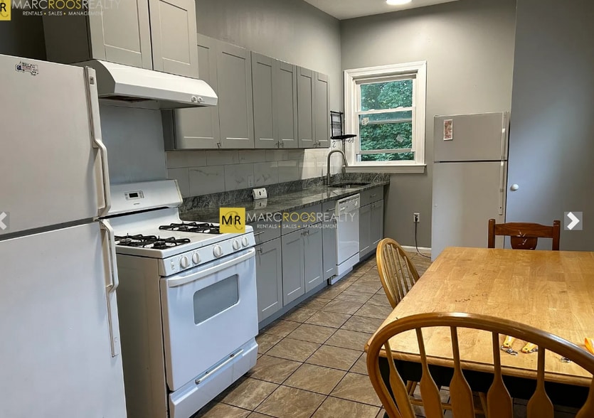 Building Photo - 21 Weston St