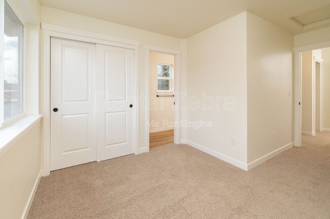 Building Photo - 374 SE Garner St