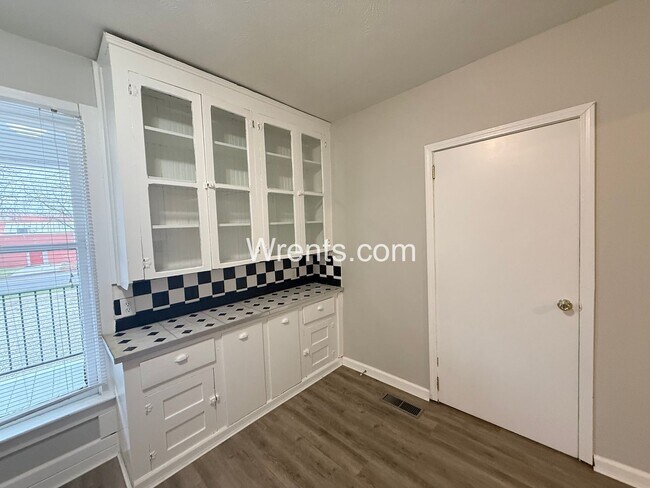 Building Photo - 301 E Nora Ave