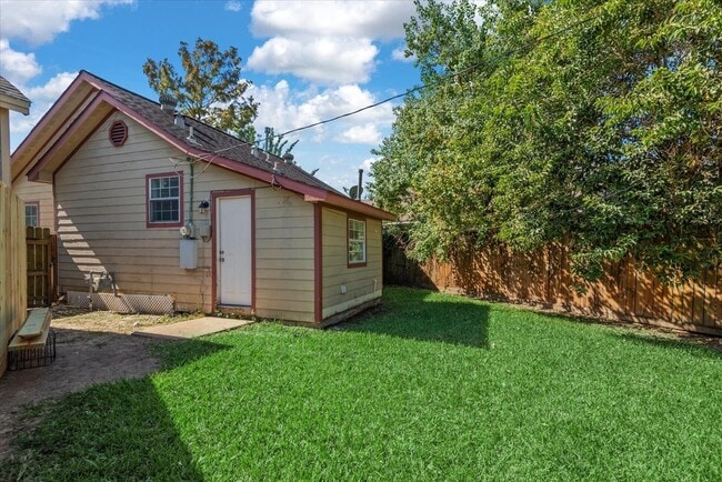 Building Photo - 7413 Dallas St