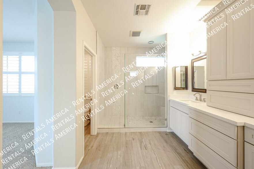 Building Photo - 3920 E Remington Dr