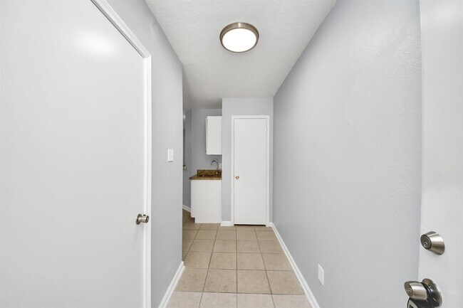 Building Photo - 10405 Shadow Oaks Dr