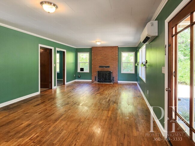 Building Photo - Charming Farmhouse in Town — Hobby Ready &...
