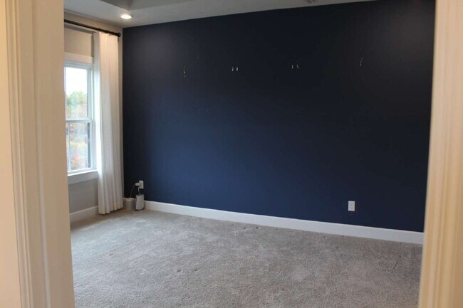 Building Photo - Exquisite 3-Bed Townhouse in Moon Township...