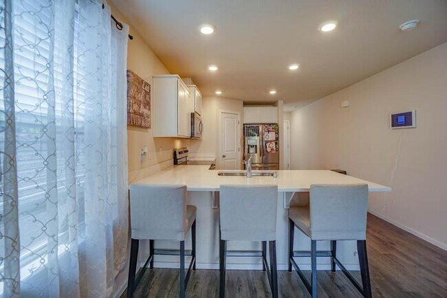 Building Photo - NEWER THREE BEDROOM WITH GARAGE