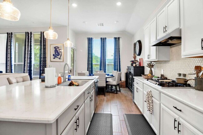 Building Photo - "Spacious 4-Bedroom Haven with 3 Full Baths in San Antonio's Charming Davis Ranch!"