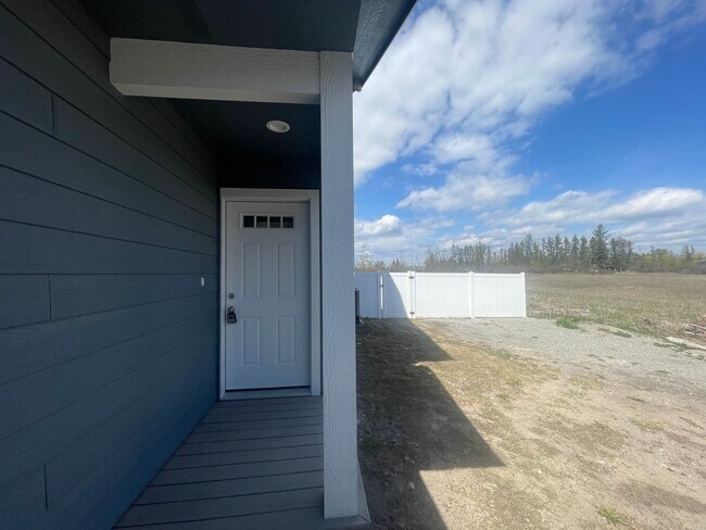 Building Photo - First Month Free   Newly Built Townhouse