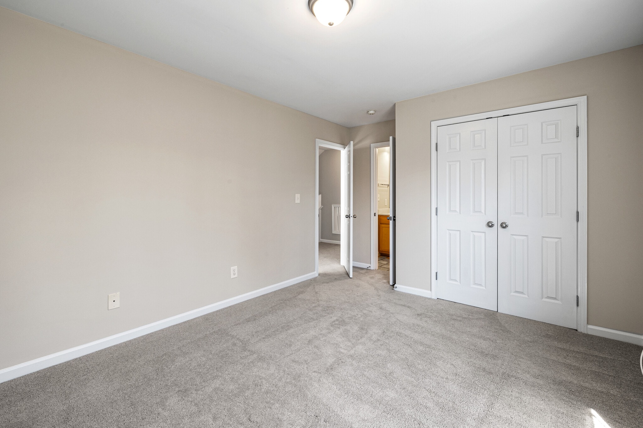 Building Photo - 7954 Willowglen Dr