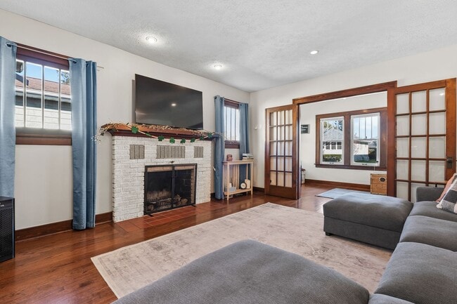 Building Photo - Charming 2-Bedroom Home for Rent in the He...
