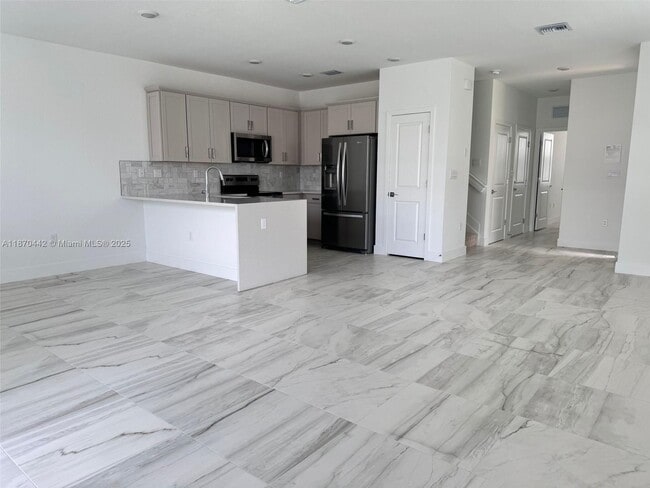Building Photo - 123 SW 171st Ln