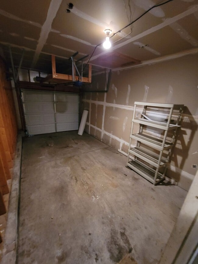 Building Photo - Great Townhome in a Gated Community