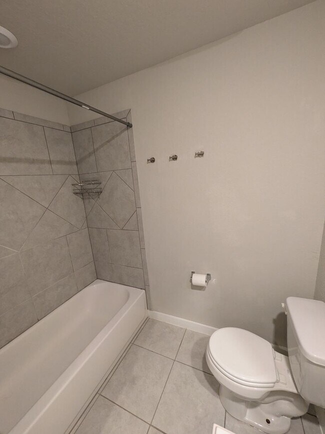 Building Photo - 1 story gem with quick access to Randolph!!