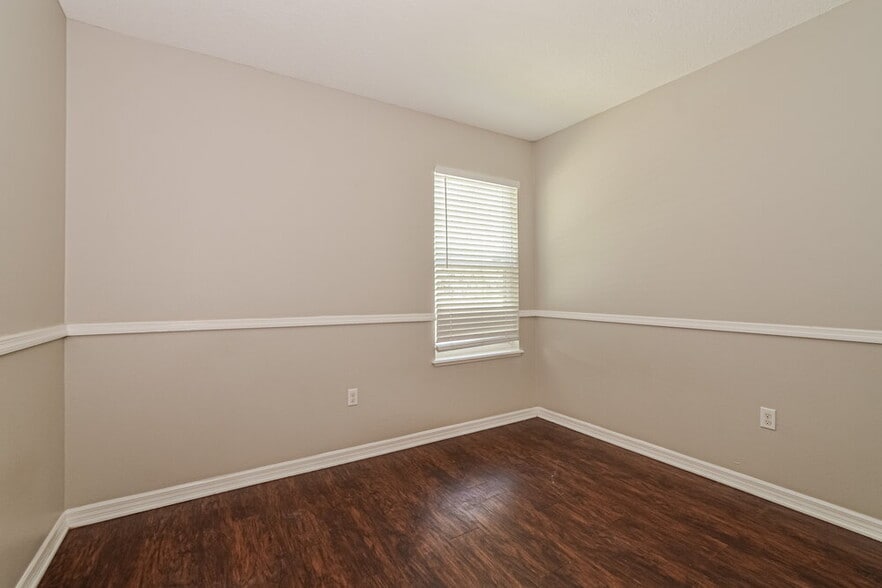 Building Photo - 220 Daigledog Dr